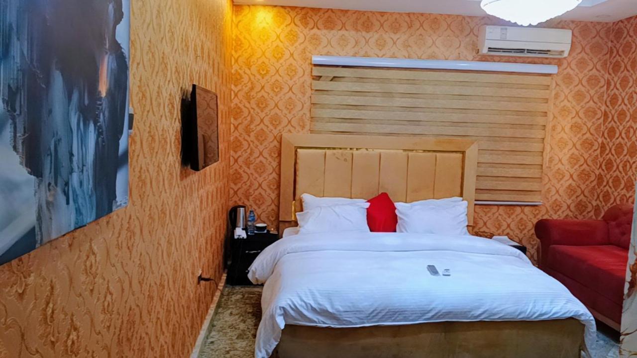 Hotel Nuit De Paris à Abuja Extérieur photo