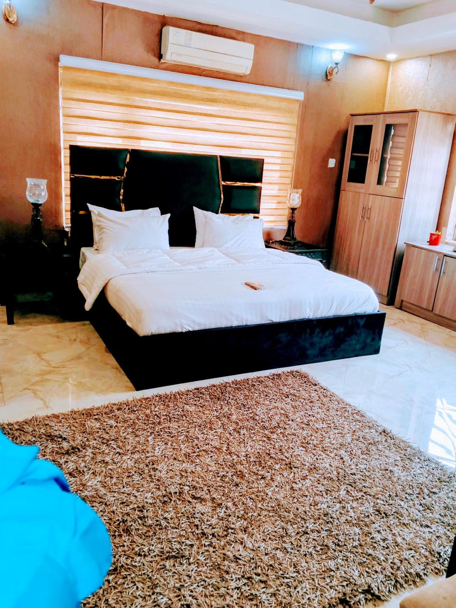 Hotel Nuit De Paris à Abuja Extérieur photo