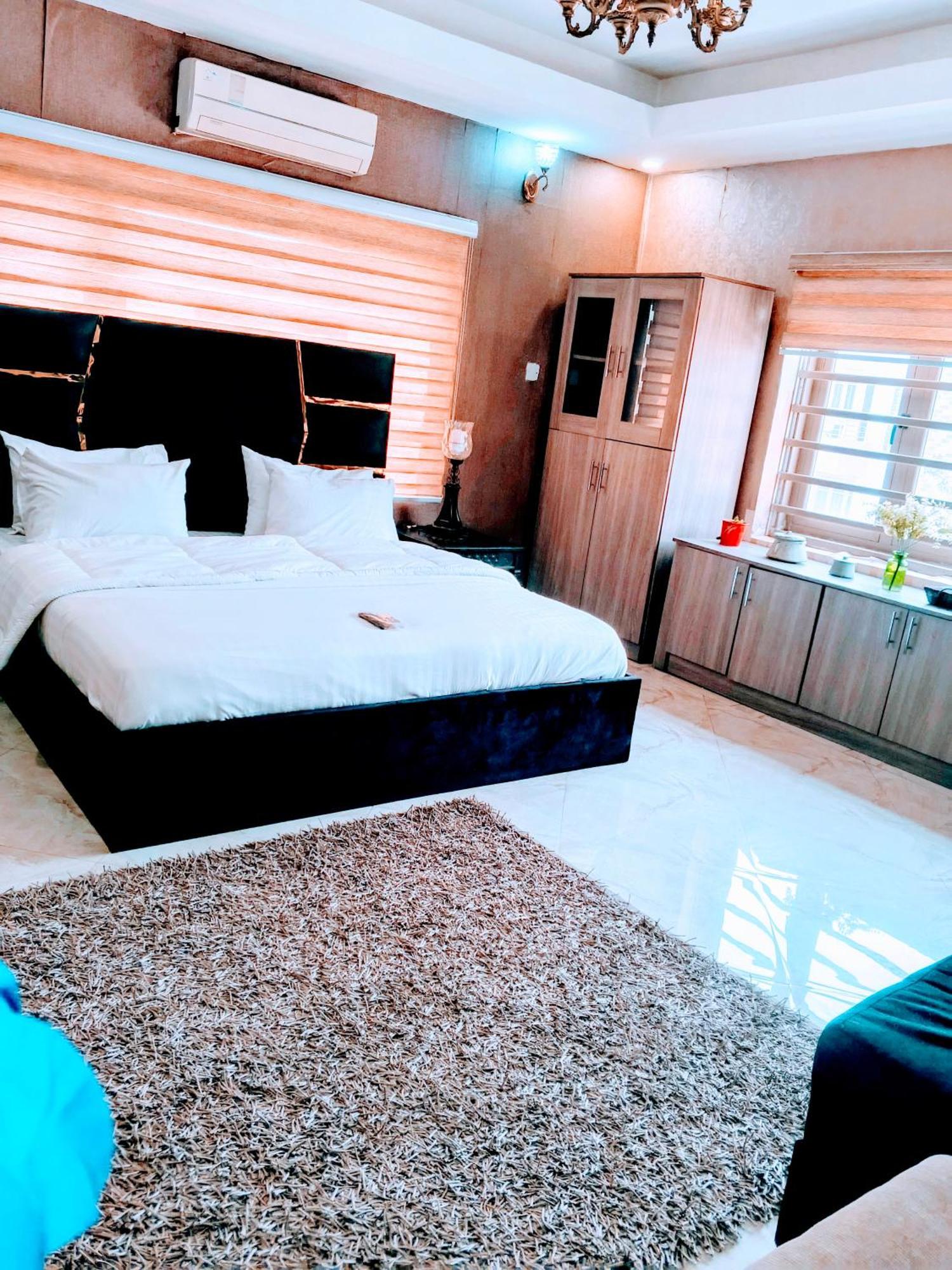 Hotel Nuit De Paris à Abuja Extérieur photo